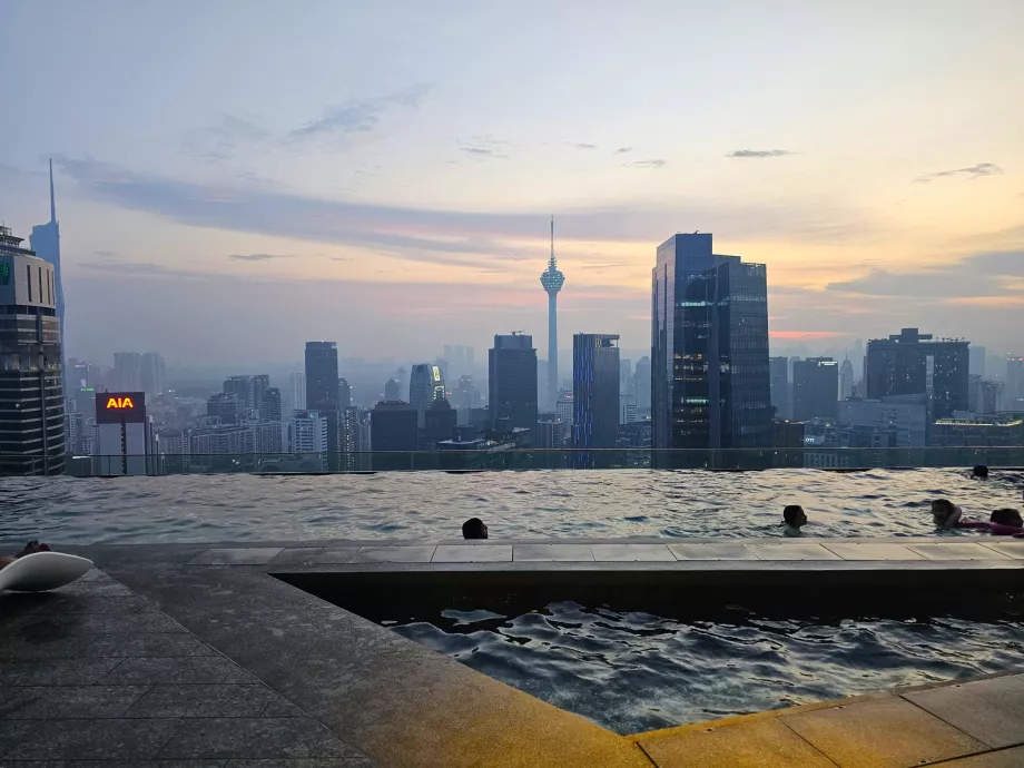 Piscina en la azotea por la noche