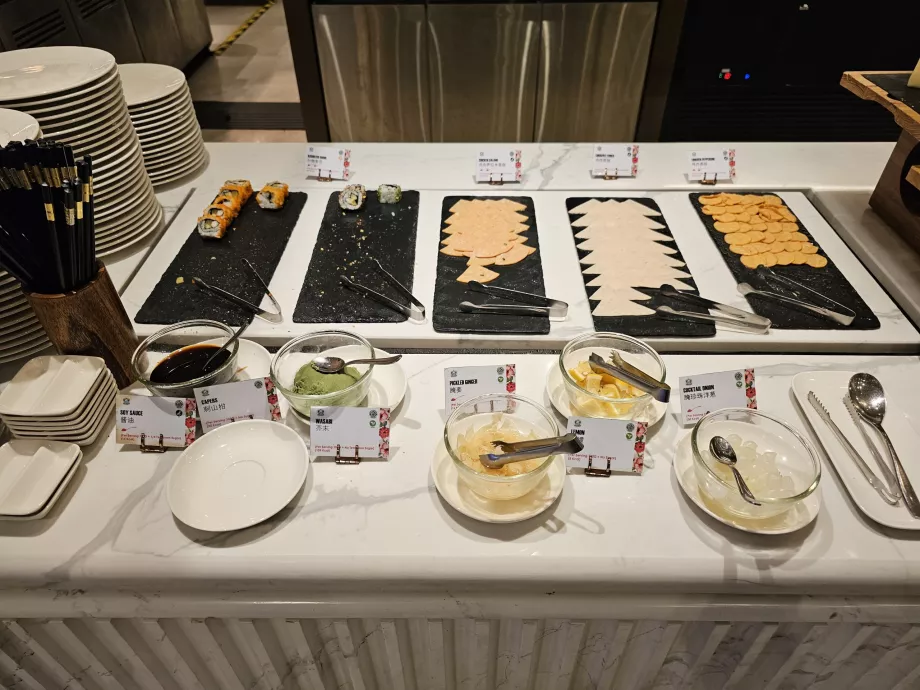 Desayuno frío occidental y japonés