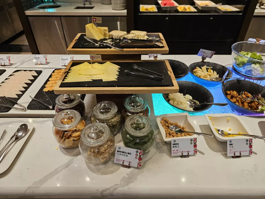 Desayuno frío occidental y japonés