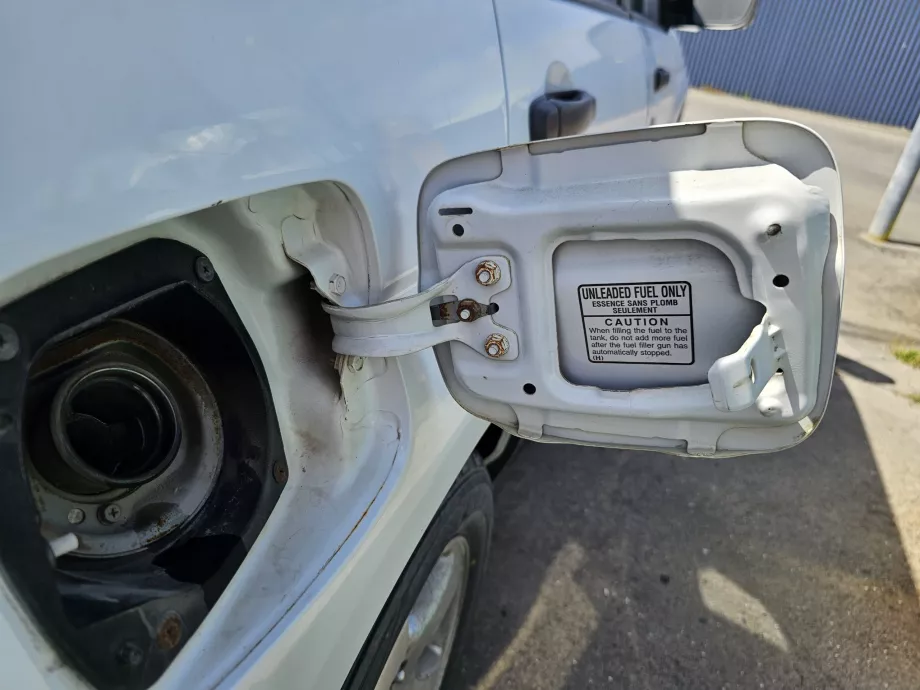 Información sobre la gasolina en el tapón del depósito