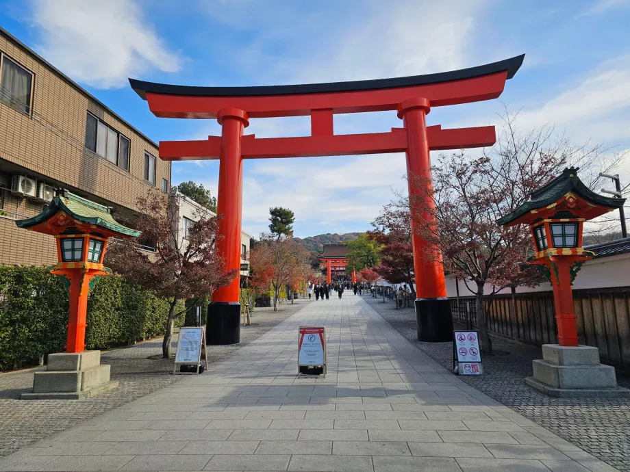 Zona de acceso peatonal desde las estaciones de tren