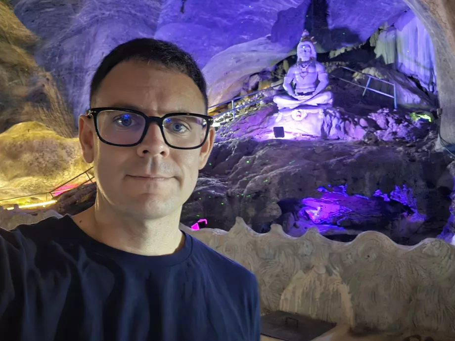 Yo en la cueva del Ramayana