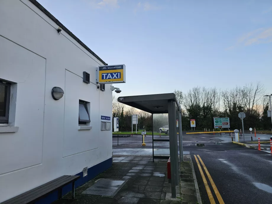 Parada de taxis y autobuses