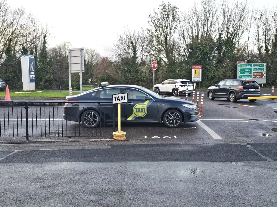 Parada de taxis frente a la terminal