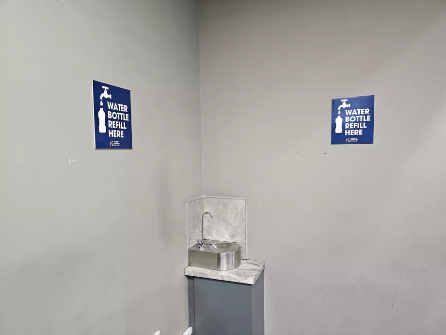 Agua potable tras el control de seguridad