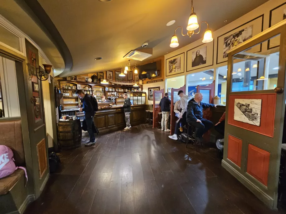 Pub tras el control de seguridad