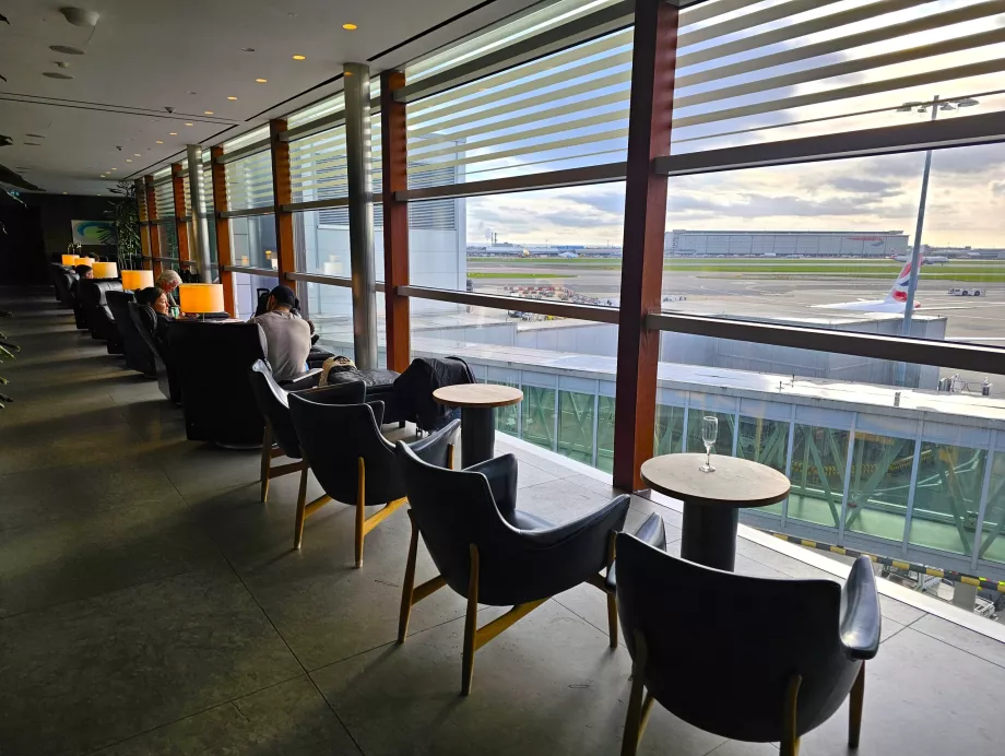 Sillones con vistas al asfalto