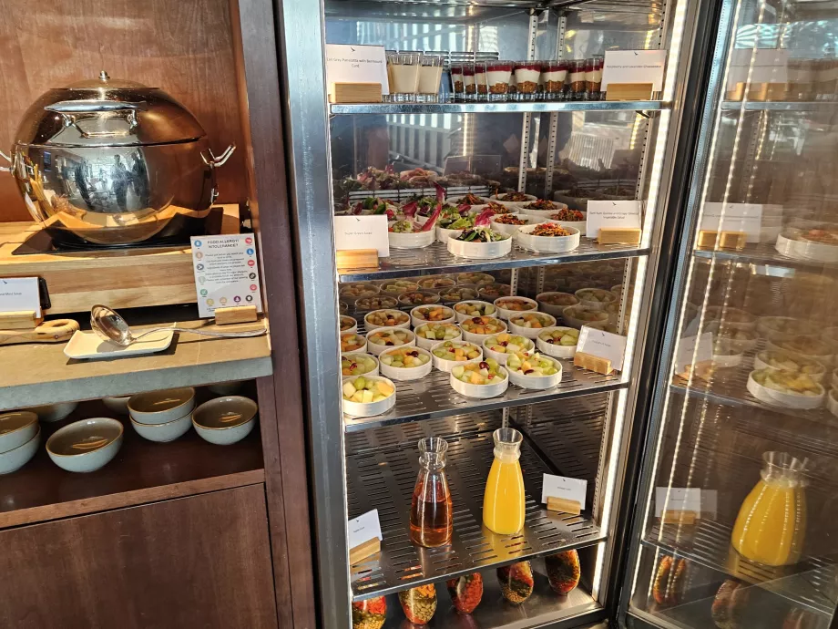 Frutas, panna cotta, zumos y ensaladas de verduras