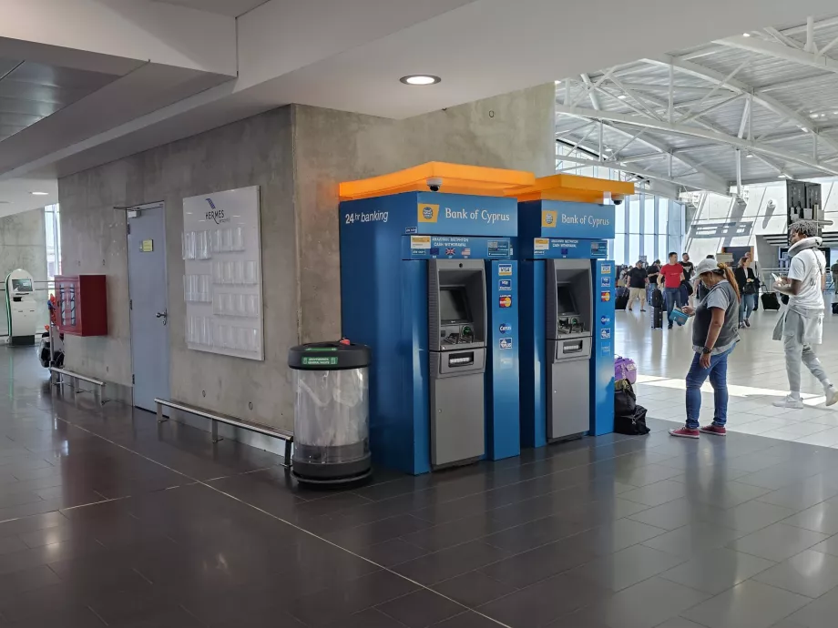 Cajeros automáticos gratuitos, sala de embarque