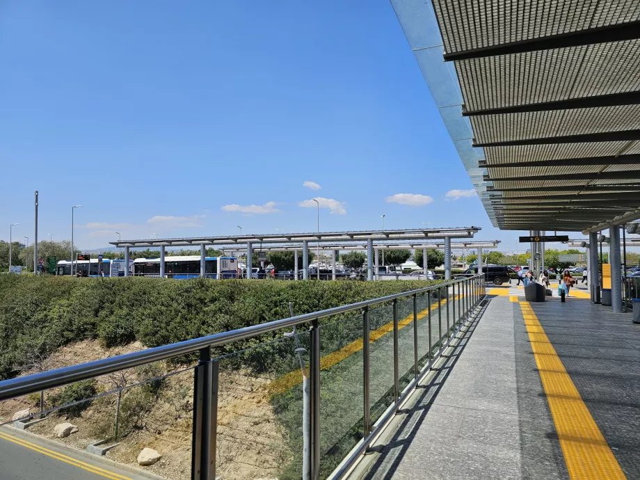 El camino a las paradas de autobús (izquierda)