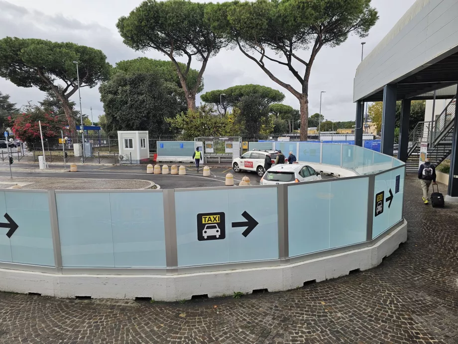 Parada de taxis frente a la sala de llegadas