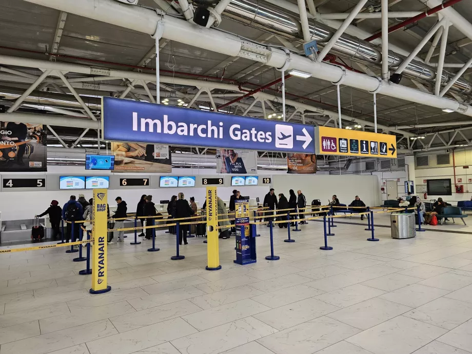 Hall de salidas con mostradores de facturación