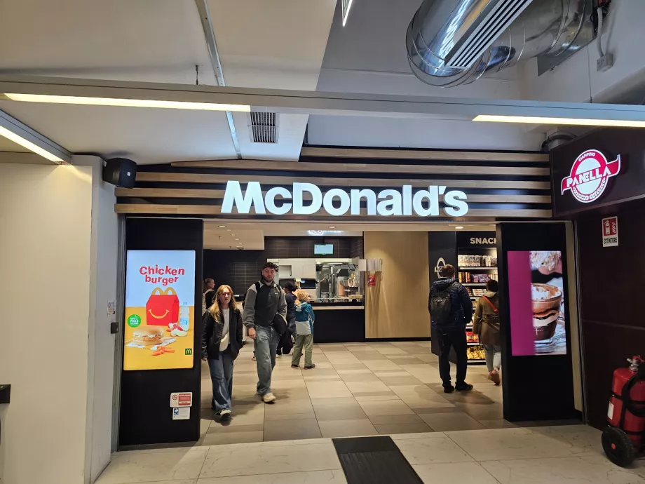 McDonald's en el vestíbulo de salidas, zona pública