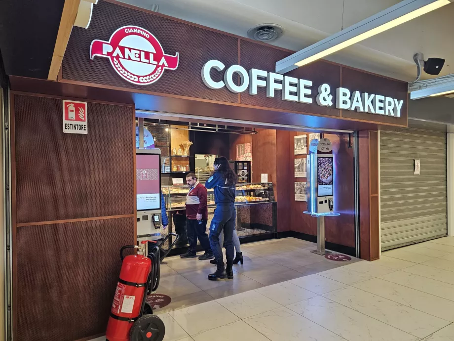 Cafetería en el vestíbulo de salidas, zona pública