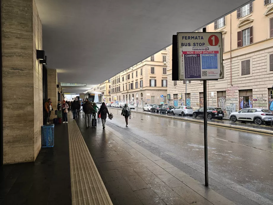 El autobús exprés para frente a la estación de Roma Termini