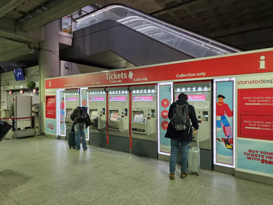 Máquinas expendedoras de billetes en la estación