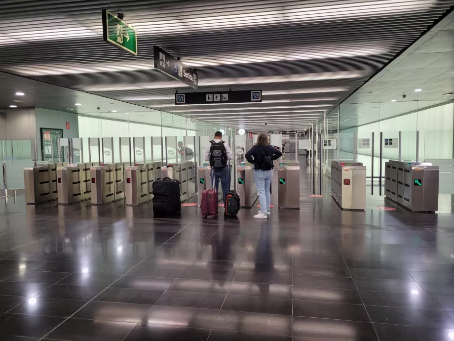 Torniquetes a la entrada del metro