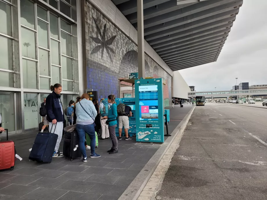 Parada del Aerobús frente a la Terminal 2