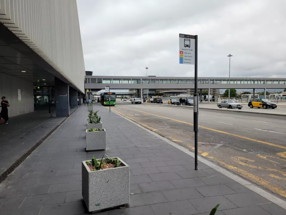 Parada de autobús 46 frente a la Terminal 2