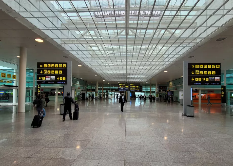 Trayecto desde la Terminal 1 de llegadas hasta el transporte público
