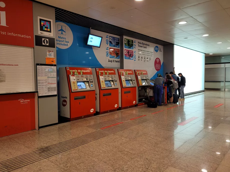 Máquinas expendedoras de billetes a la entrada del metro