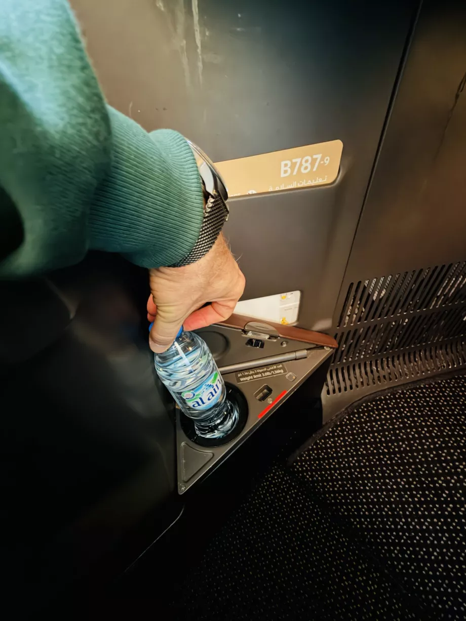 Botella de agua en el compartimento portaobjetos