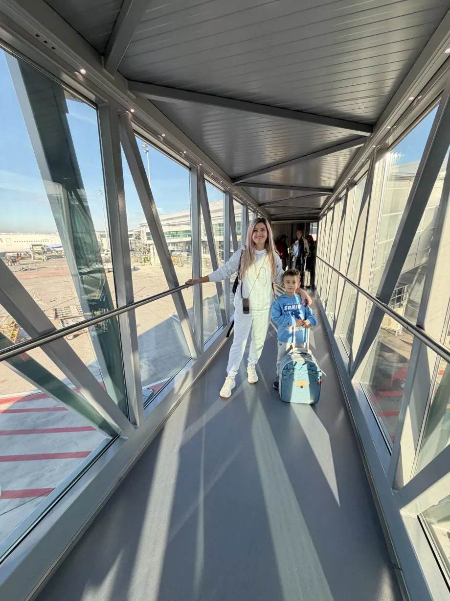 Mujer con hijo anciano en el puente