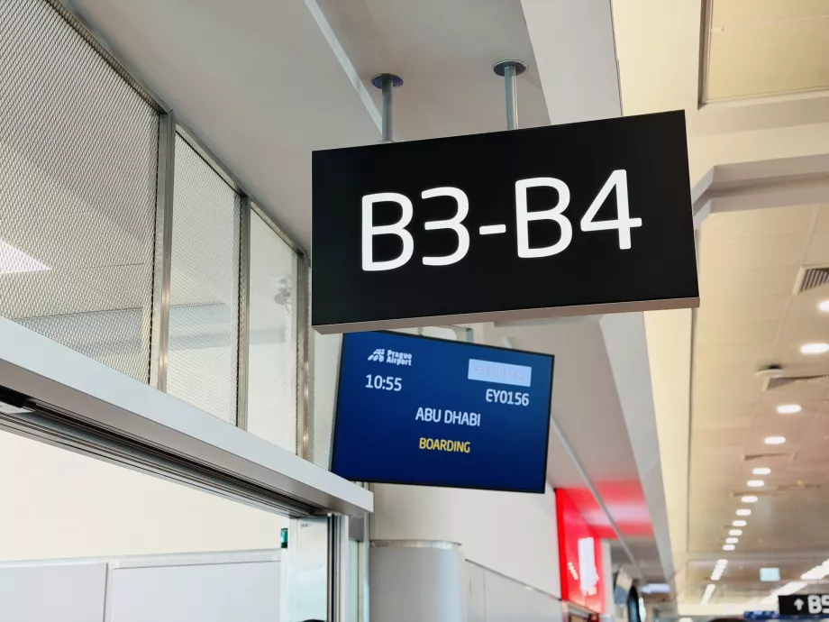 Puerta de embarque para el vuelo EY156