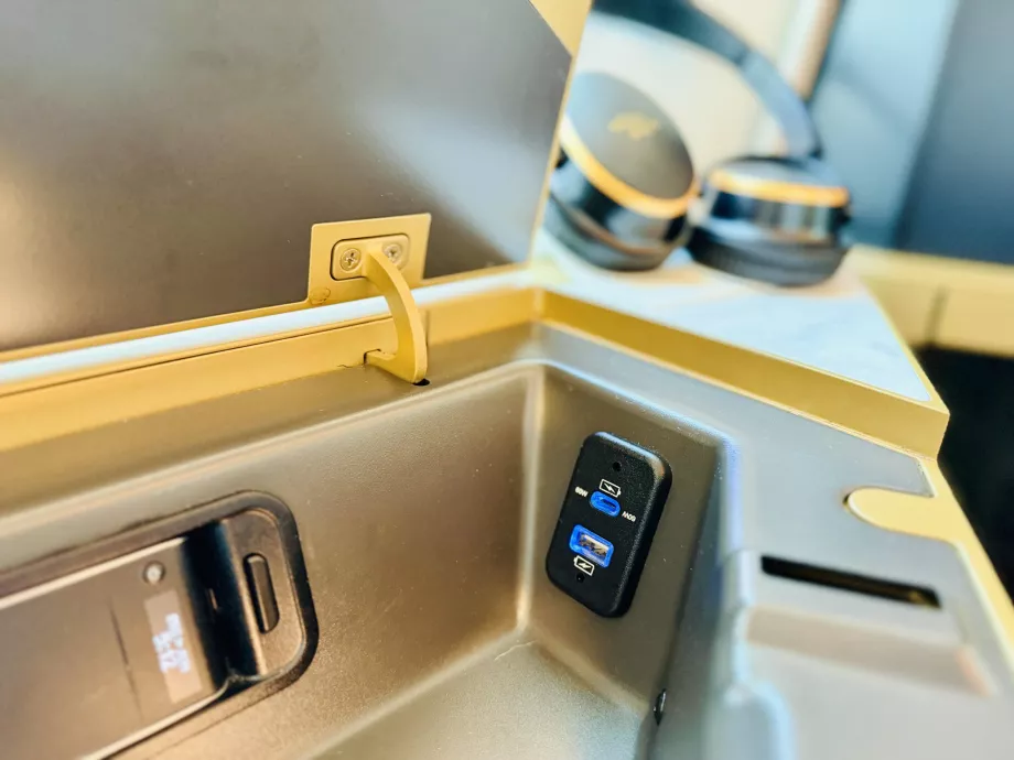 Tomas USB-C y USB-B para cargar