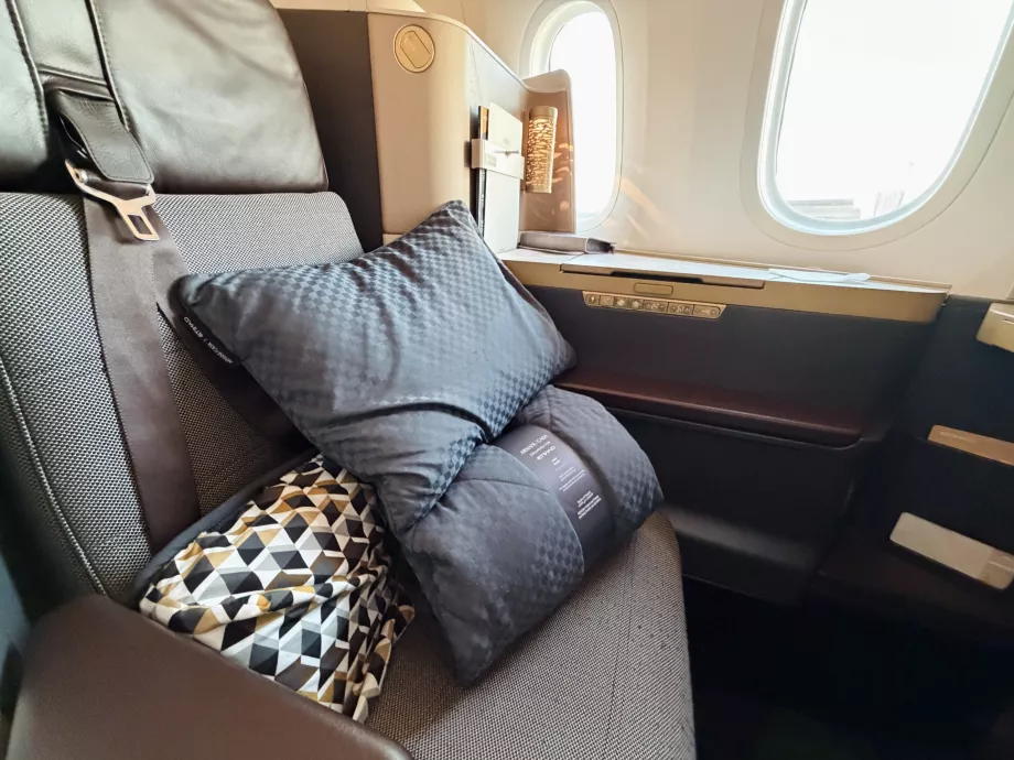 Respaldo, almohada y manta Armani