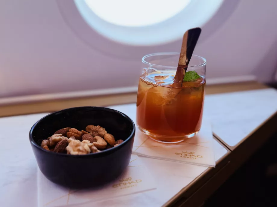 Mezcla caliente de frutos secos y té helado