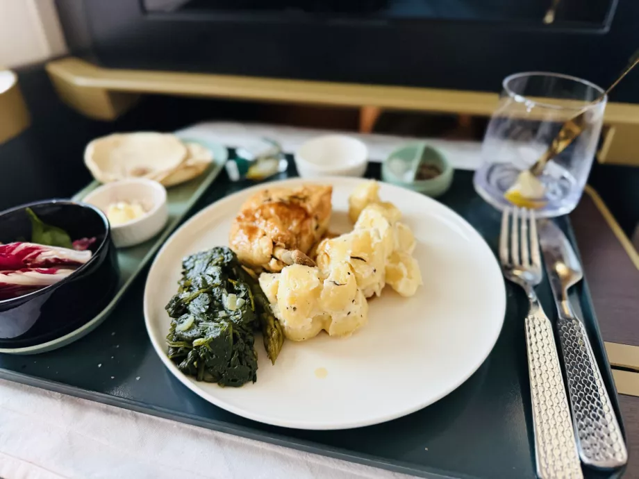 Suprema de pollo con ñoquis y espinacas