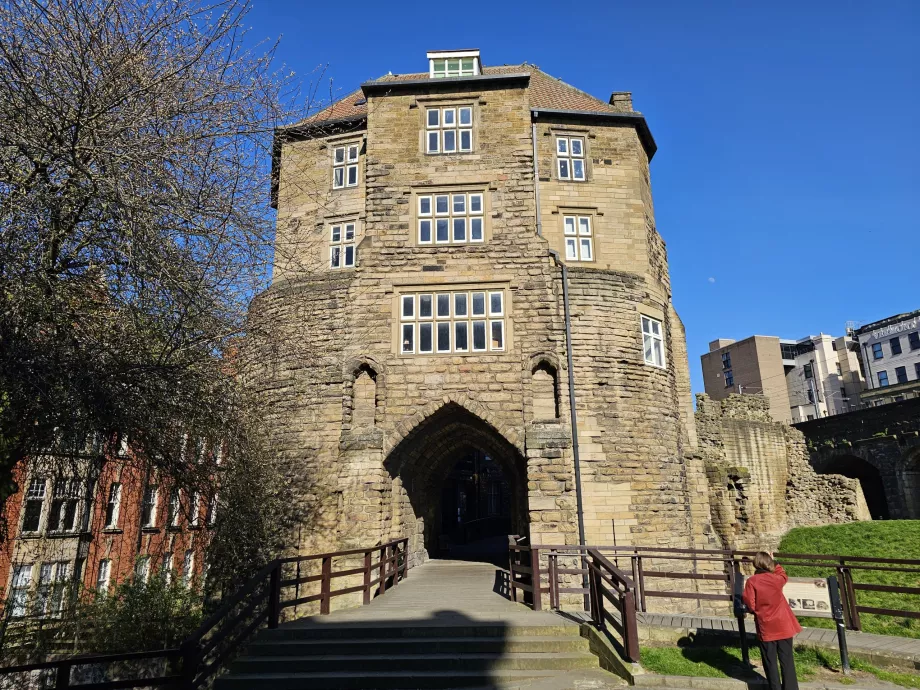 Castillo de Newcastle, Puerta Negra