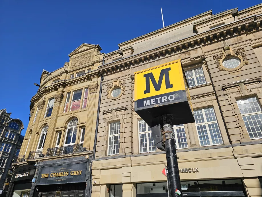 Señalización de la entrada a la estación de metro