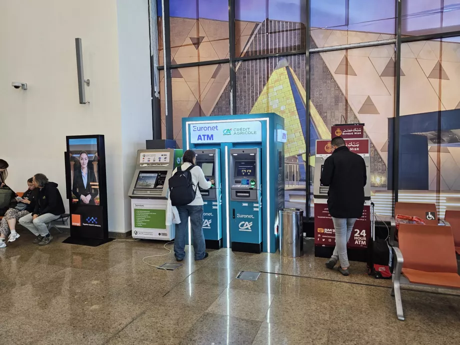 Cajeros automáticos antes del control de pasaportes