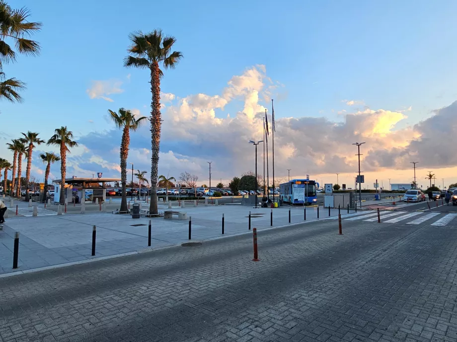 Vista de la parada de autobús desde el vestíbulo de llegadas