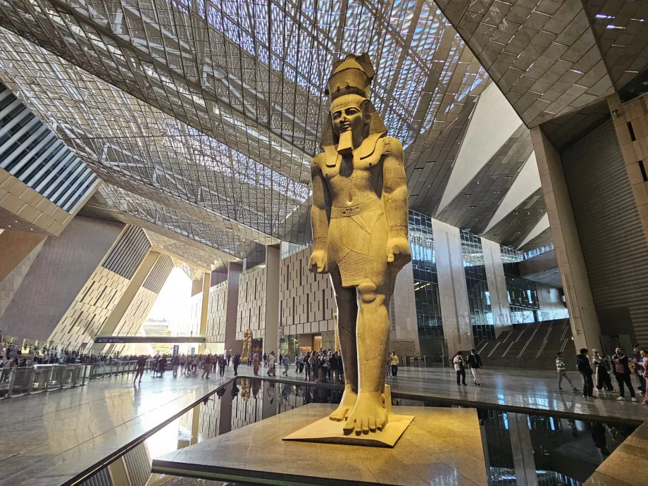 Estatua de Ramsés II