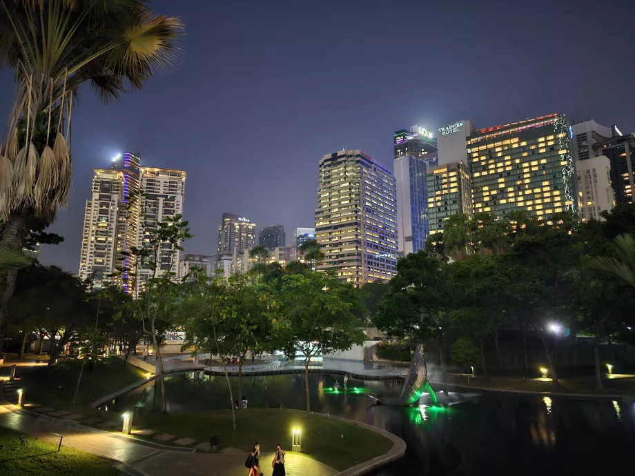 Parque KLCC durante la noche