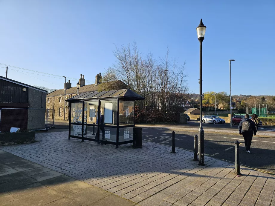 Parada de autobús AD122 frente a la estación de Hexham