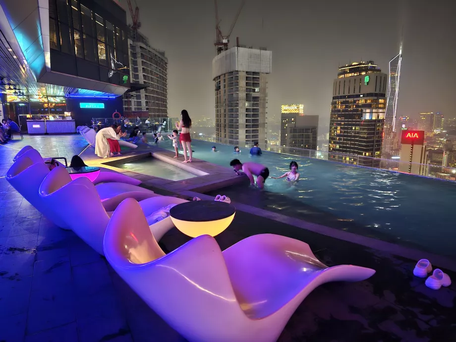 Piscina en la azotea por la noche