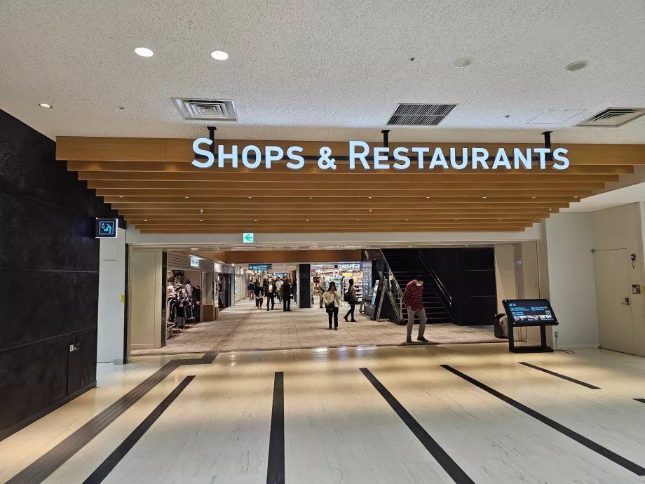 Tiendas y restaurantes en la zona pública