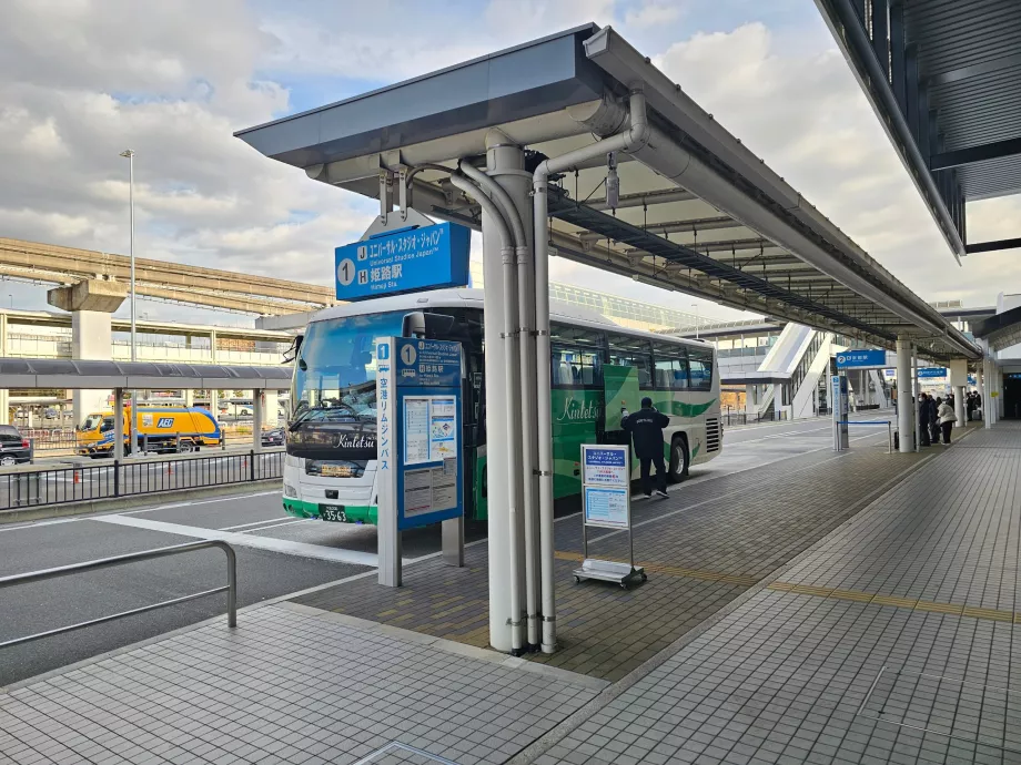 Autobús frente a la terminal