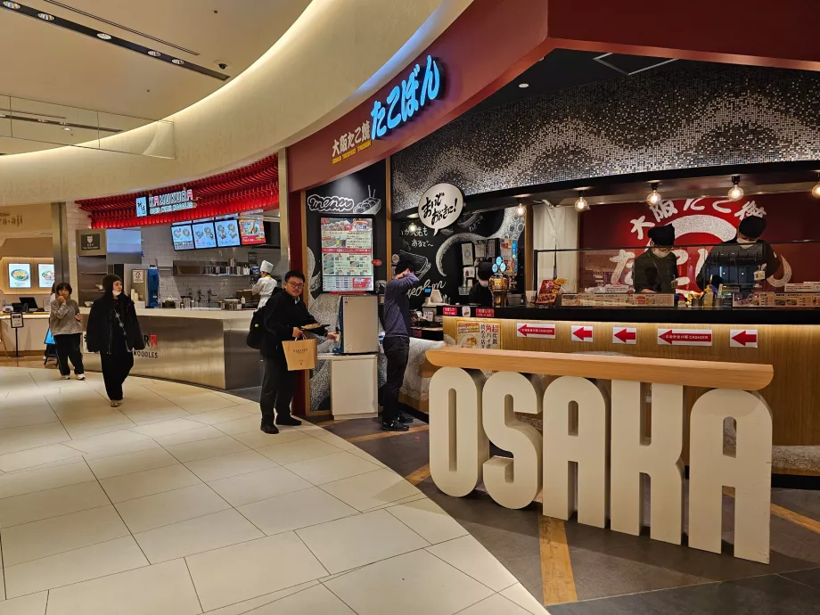 Restaurante tras el control de seguridad