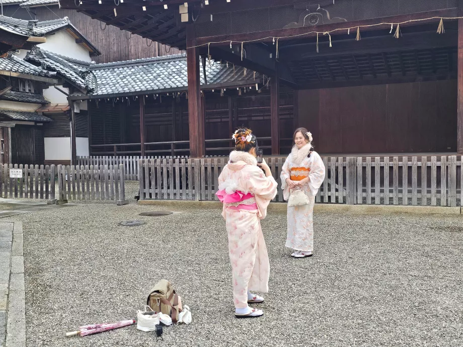 Senderismo con trajes de geisha