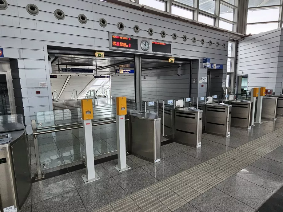 Torniquetes a la entrada del metro (adjuntar al lector, el marcador amarillo no se utiliza)