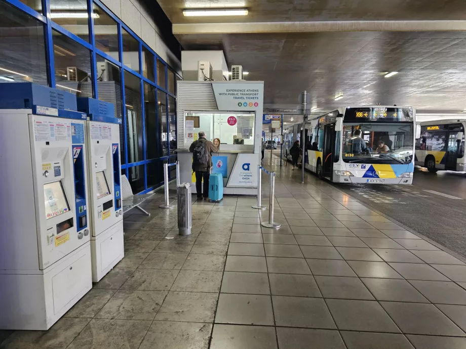 Máquinas expendedoras y taquilla en la parada de autobús del aeropuerto de Atenas