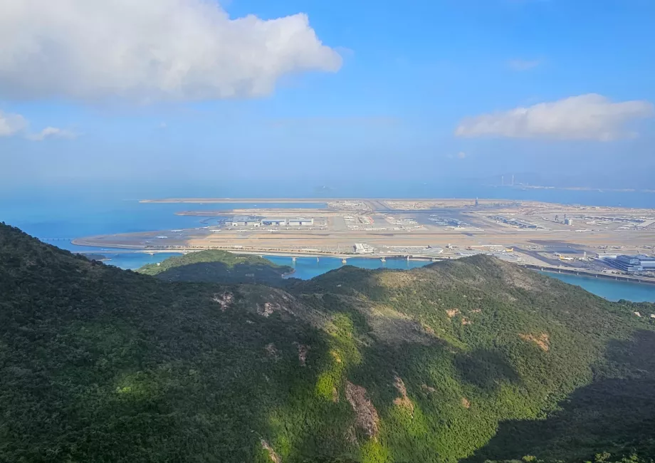 Vista del aeropuerto HKG desde el teleférico