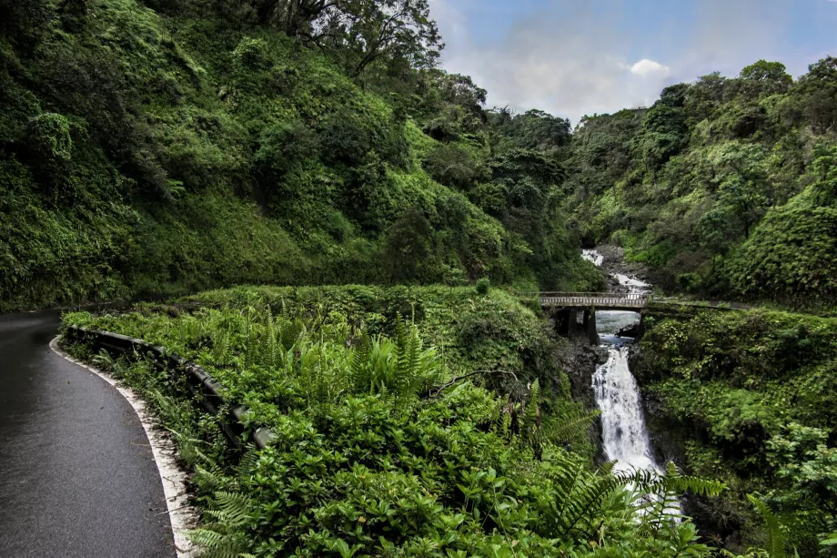 Puente sobre la cascada en la carretera de Hana