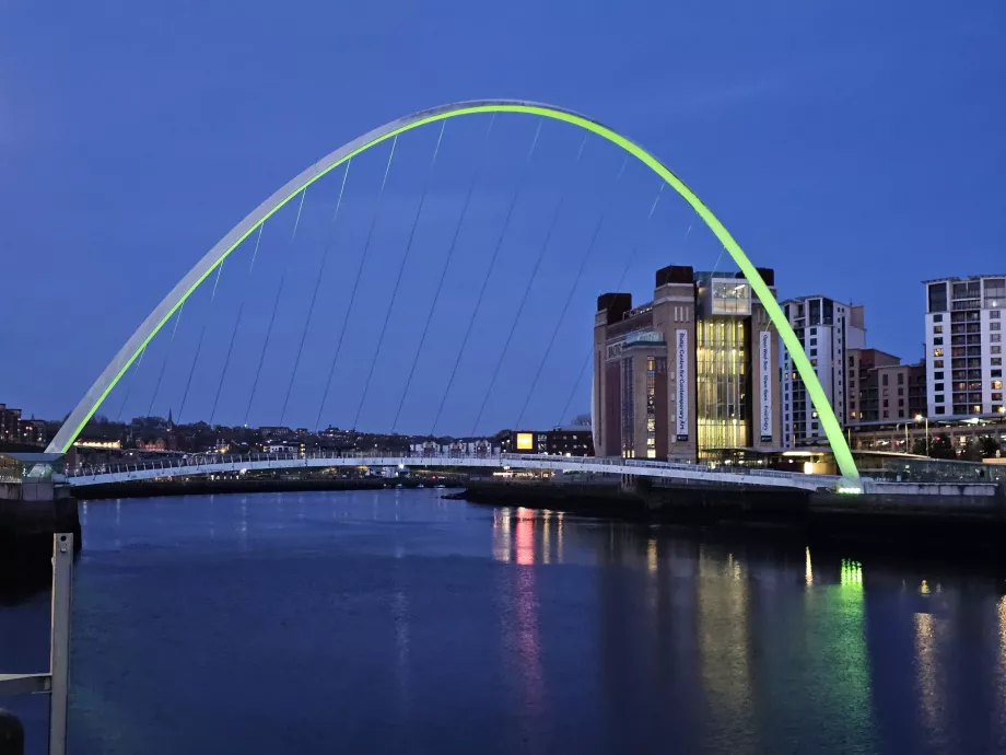 Puente del Milenio de noche