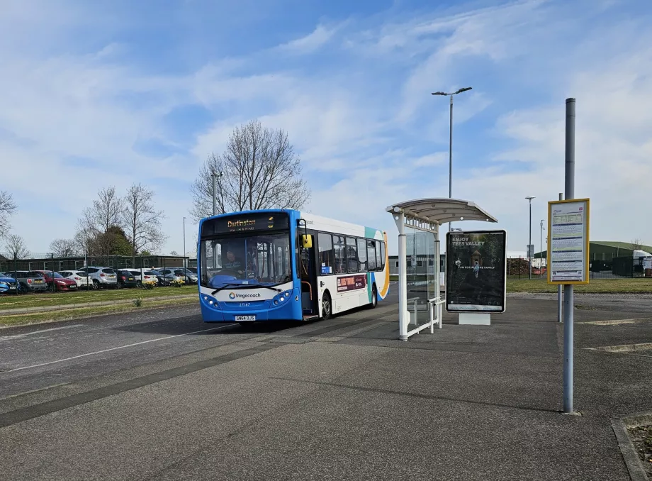 Parada de la línea 6 de autobús a la derecha de la terminal
